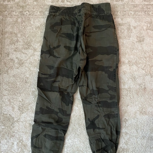Aritzia TNA Army Print Pants, Size XS - Picture 2 of 2